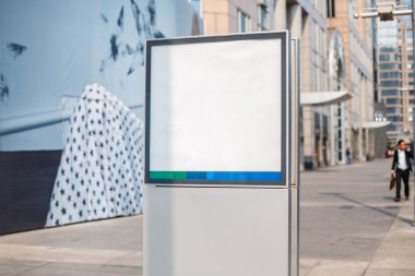 Şehir arka plan üzerinde güzel billboard. Reklam için boş alan
