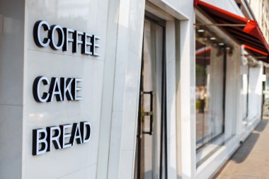 Kapı ve pencere ile Restoran Cafe. Resim yazısı harfleri kahve, kek, ekmek