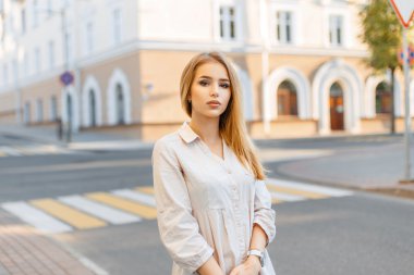 Şehrin bir arka plan üzerinde poz kahverengi gözlü güzel kadın.