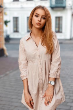 Evlerin arka planında güzel kahverengi gözlü güzel bir kadın.