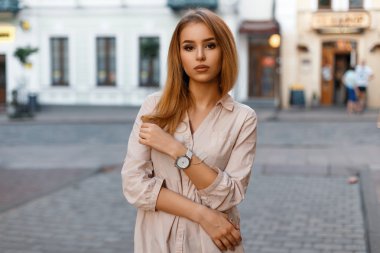 Şık güzel kadın bir binanın arka plan üzerinde poz