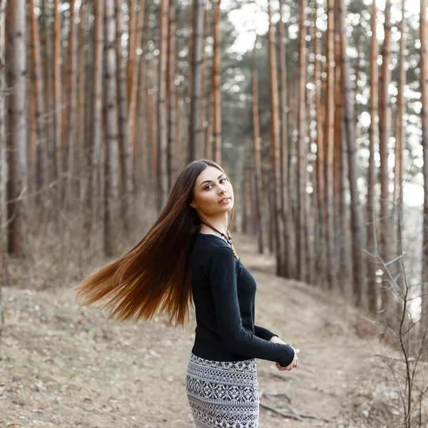 Menina bonita com cabelos longos relaxante na floresta — Fotografia de Stock