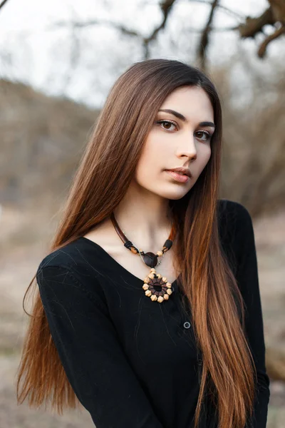 Porträt eines jungen schönen Mädchens mit der Halskette. — Stockfoto