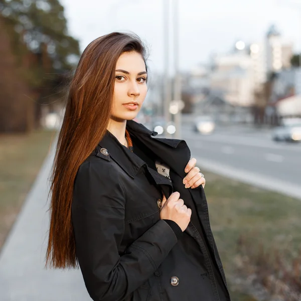 Krásná mladá dívka v elegantní sako v blízkosti silnice — Stock fotografie