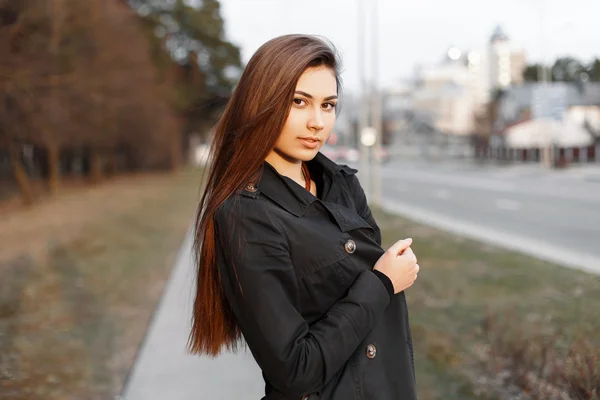 Hübsche Frau mit langen Haaren, die an einem Frühlingstag geht — Stockfoto