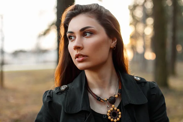 Bella ragazza triste con una lacrima nel parco al tramonto — Foto Stock