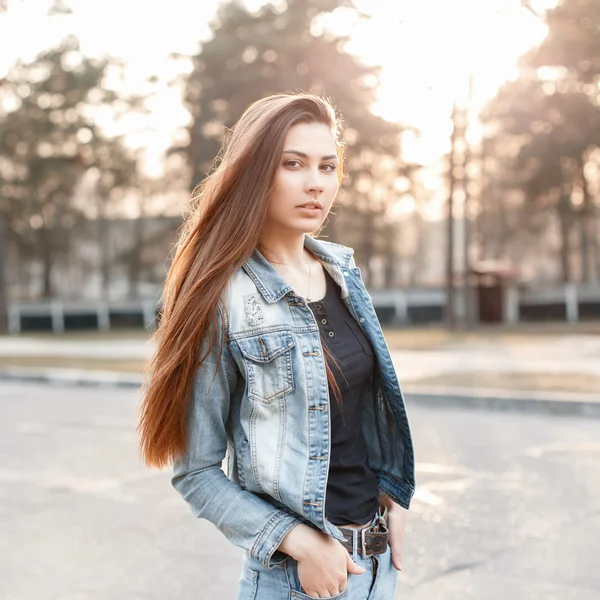 Jeune fille élégante en denim vêtements au coucher du soleil . — Photo