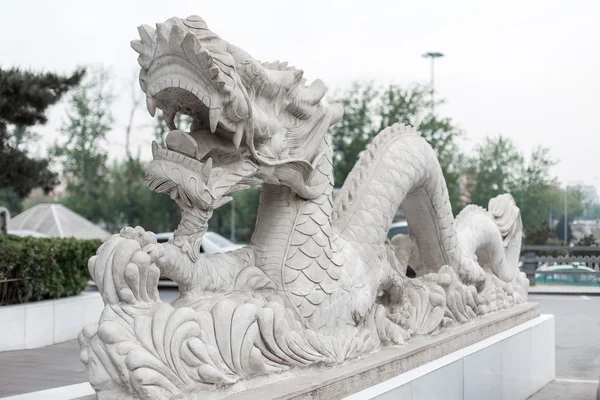 Hermosa estatua de dragón blanco en China —  Fotos de Stock