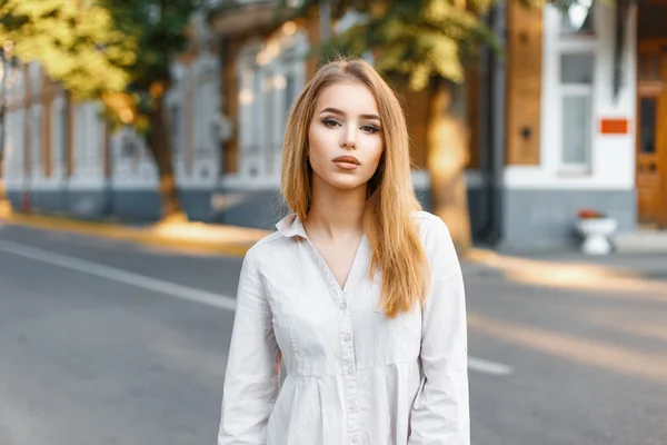 Mulher elegante bonita em roupas elegantes posando em um dia ensolarado — Fotografia de Stock