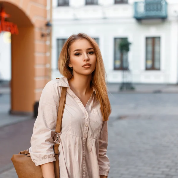 Stylowa piękna młoda kobieta z torbą spacery w mieście i zakupy — Zdjęcie stockowe