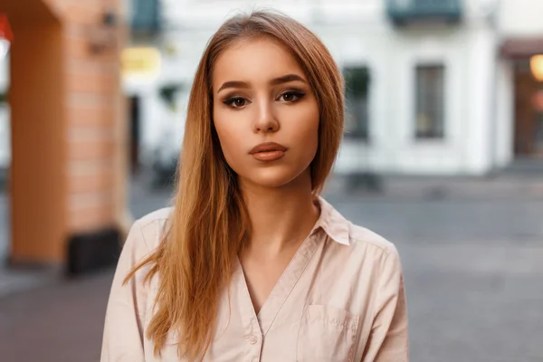 Close-up retrato de uma bela jovem mulher em um vestido elegante — Fotografia de Stock