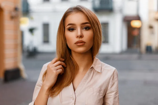 Retrato de cerca de una hermosa joven en el fondo de la ciudad . — Foto de Stock