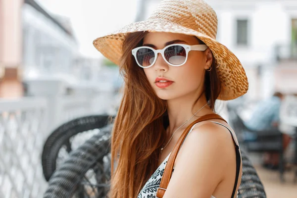 Krásná mladá žena s účes a červené rty, nosit klobouk a brýle za slunečného dne. Koncept letní dovolená. — Stock fotografie