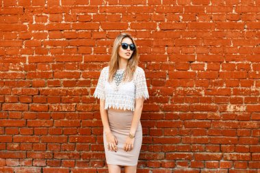 Beyaz dantel vintage bluz ve etek kırmızı tuğla duvara yakın poz güzel şık modern kadın