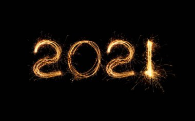 Yeni yıl 2021 ışık. Maytaplar 2021 rakamlarını çiziyor. Bengal ışıkları ve harf