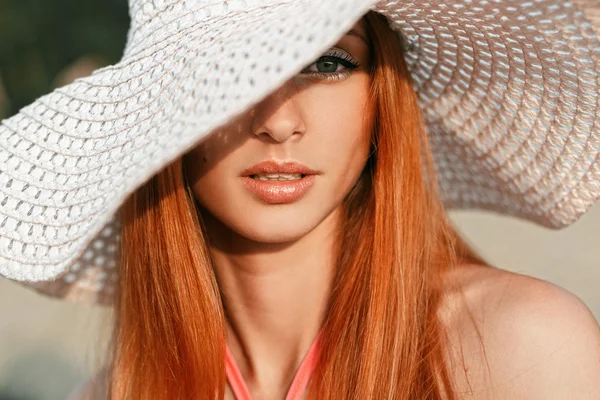 그의 머리에 모자와 빨간 머리를 가진 아름 다운 소녀 — 스톡 사진