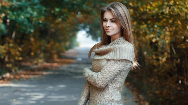 Bella ragazza in una maglia in piedi nel parco — Foto Stock