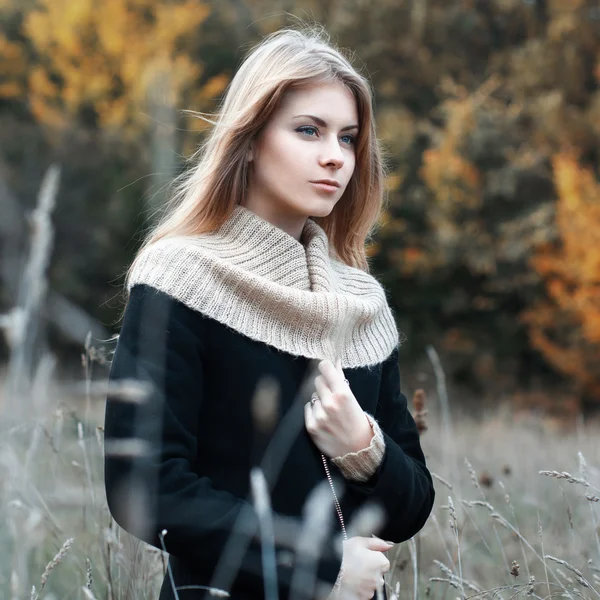 Woman standing in a field. autumn — 图库照片