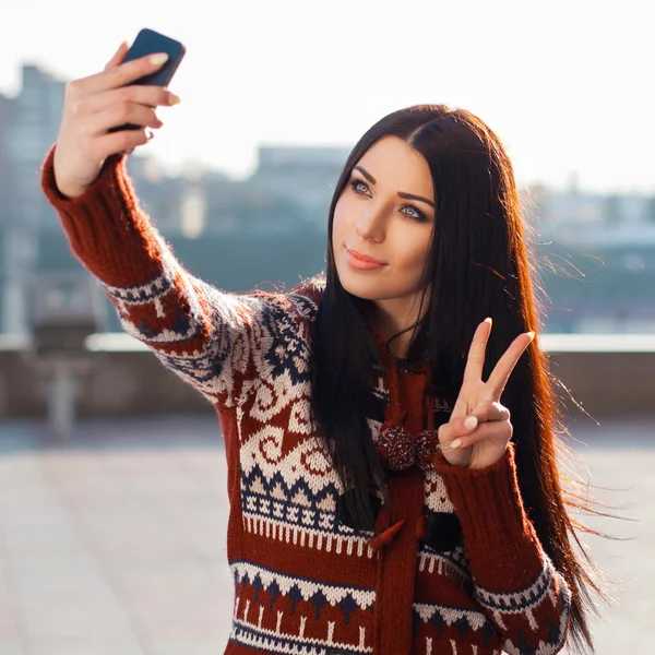 Selfie 전화 하 고 하는 여자 — 스톡 사진