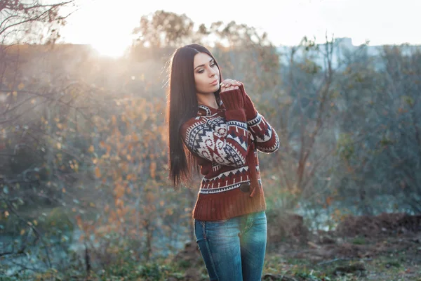 Hübsche Frau im Herbst vor Sonnenuntergang. — Stockfoto