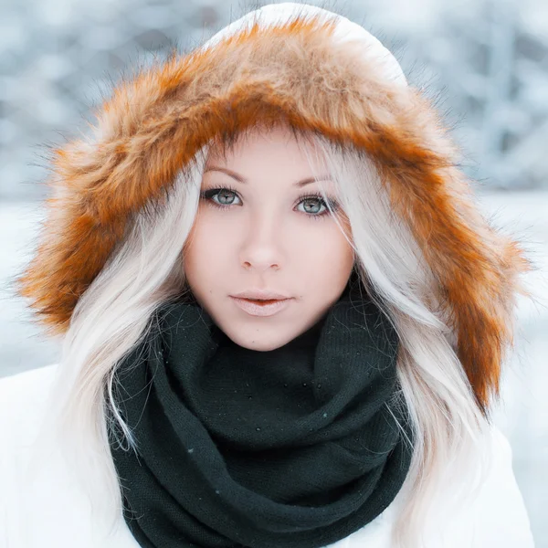Красивая девушка в зимней куртке на площади — стоковое фото