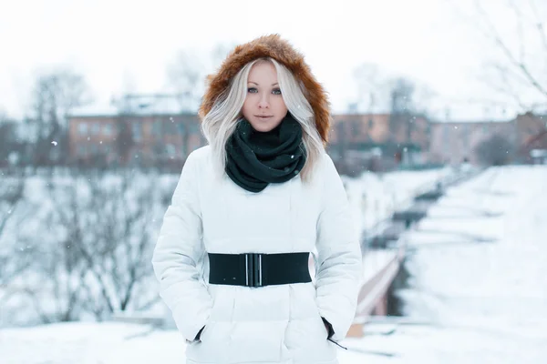 Όμορφο κορίτσι σε ένα χειμερινό μπουφάν στο πάρκο — Φωτογραφία Αρχείου