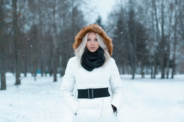 Belle fille dans une veste d'hiver se tient dans le parc — Photo