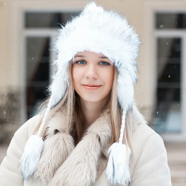 Bella ragazza nella giacca invernale in piedi vicino alla casa — Foto Stock