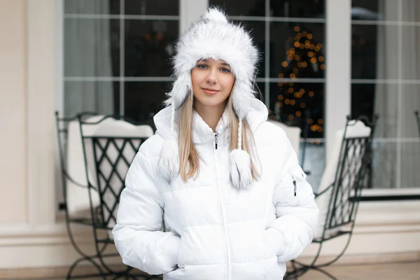 Hübsche Frau in der Winterjacke, die in der Nähe des Cafés steht — Stockfoto