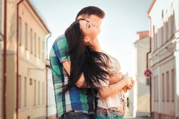 Молодая пара целуется в городе. Любовный поцелуй — стоковое фото