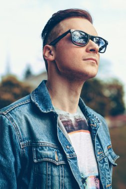 Genç adam gökyüzüne bakan