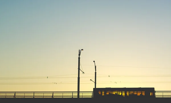 Giro in autobus sul ponte. Tramonto — Foto Stock