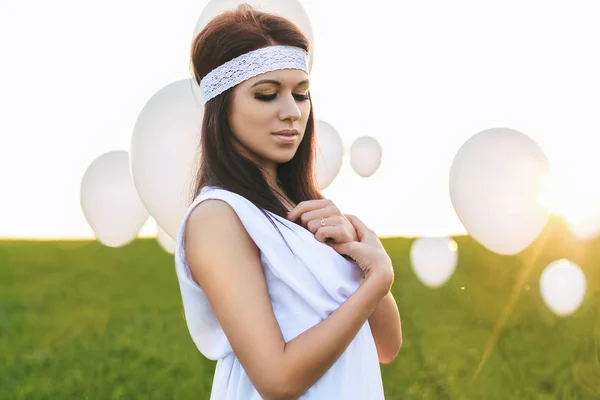 Hermosa chica en vestido blanco con globos — Foto de Stock