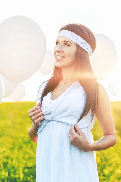 Hermosa chica en vestido blanco con globos — Foto de Stock