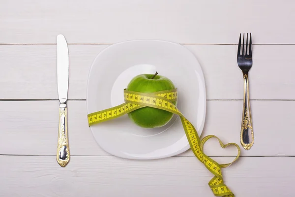 Manzana y centímetro en la placa. Deporte comida saludable . —  Fotos de Stock