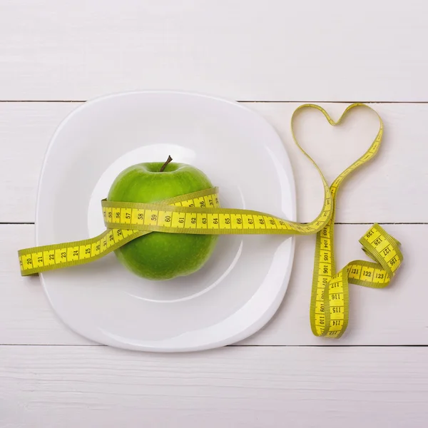 Manzana y centímetro en la placa. Fitness alimentación saludable —  Fotos de Stock