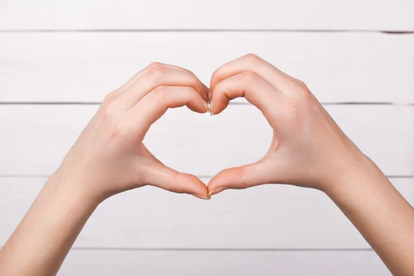 Damas dedos muestran símbolo del corazón. Amor. . —  Fotos de Stock