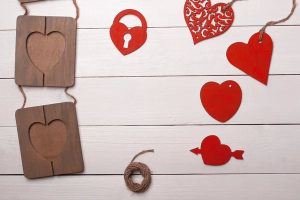 Corazón y marco en la mesa de madera. Día de San Valentín. Art. —  Fotos de Stock