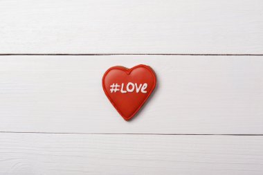 Kalp etiketi bir tablo ile. Sevgililer günü öpücük