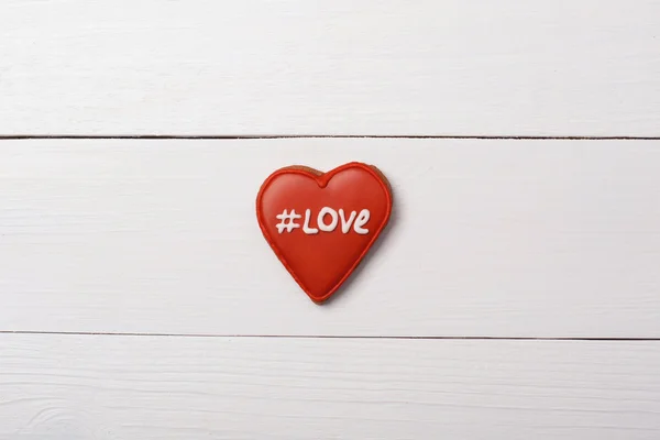 Coeur avec étiquette sur une table. Baiser Saint-Valentin — Photo