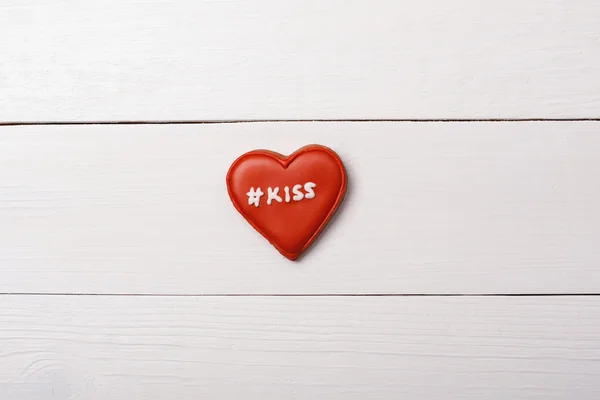 Serce z tagiem na stole. Walentynki pocałunek — Zdjęcie stockowe