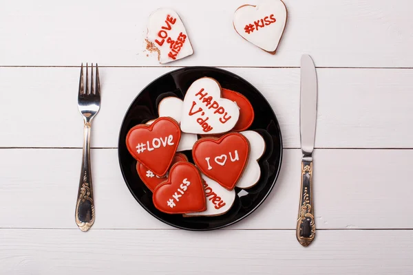 Il cuore di biscotti si trova su un piatto. San Valentino — Foto Stock