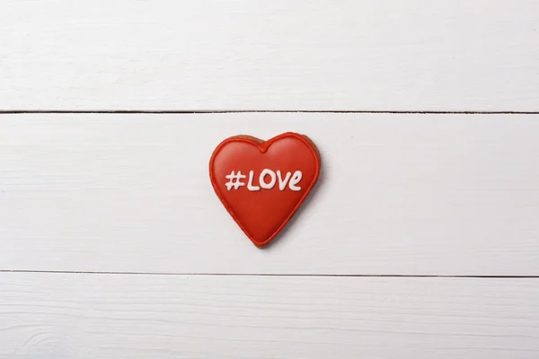 Corazón con etiqueta en una mesa. Día de San Valentín beso —  Fotos de Stock