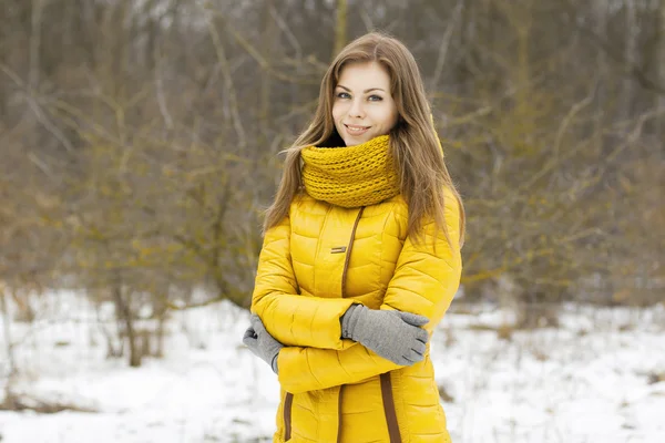 Mujer bonita en una bufanda de punto amarillo. Retrato al aire libre a la par —  Fotos de Stock