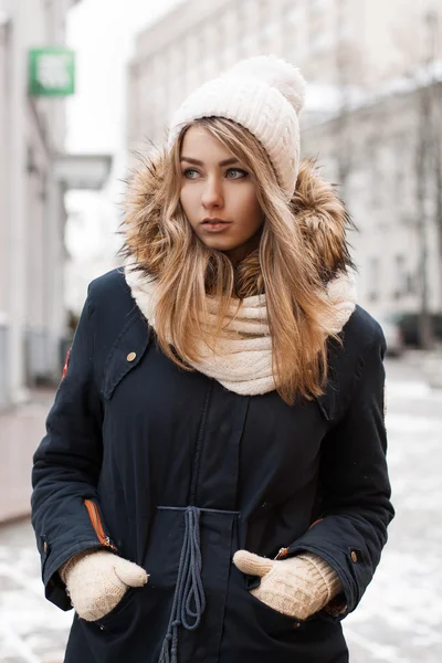 Portrait d'une fille dans la ville . — Photo