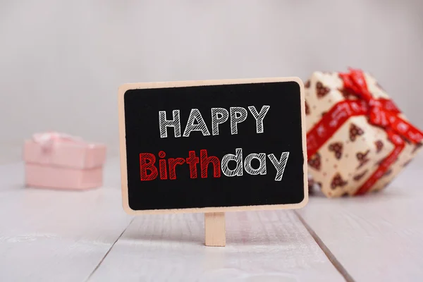 Black chalkboard with the Happy Birthday text on the table on th — Stock Photo, Image