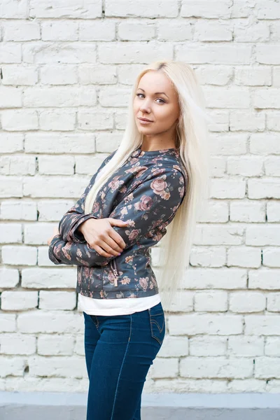 Portrait of a beautiful sexy girl. Stands at the green brick wal — Stock Photo, Image