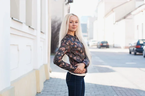 Retrato de una hermosa chica en una chaqueta de cuero en la calle . — Foto de Stock