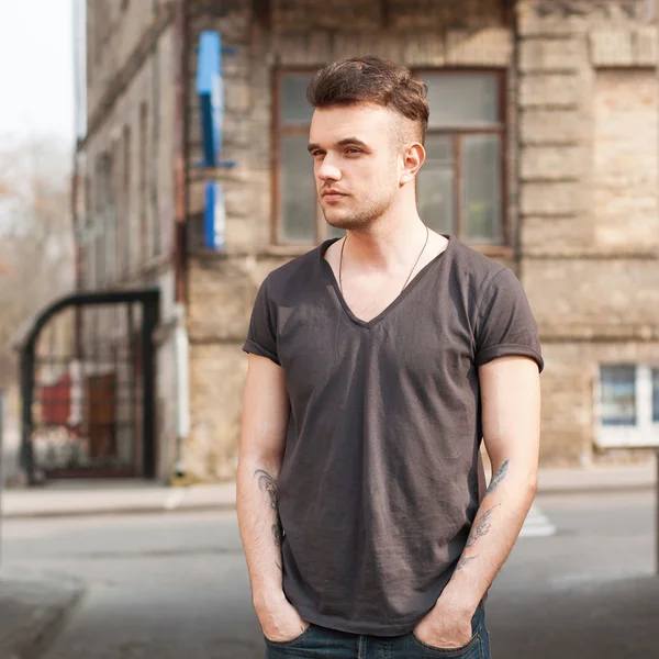 Portret młodego mężczyzny stojącego na ulicy. — Zdjęcie stockowe
