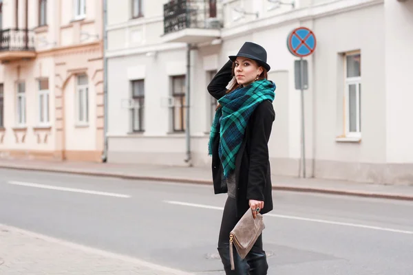 Retrato de una hermosa mujer con bufanda y sombrero cerca de la carretera . — Foto de Stock